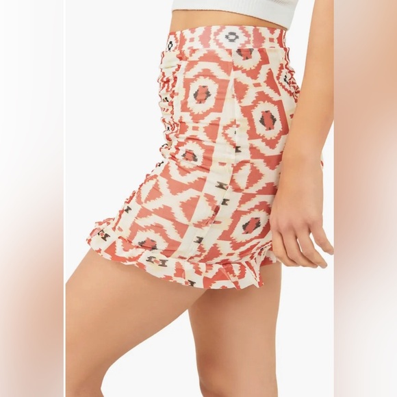 NEW FREE PEOPLE - Fully Lined Mesh Mini Skirt with Ruching and Boho pattern - Picture 8 of 11